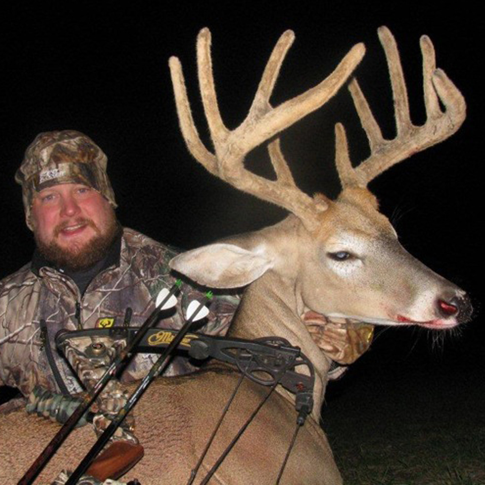 whitetail deer bowhunting alberta
